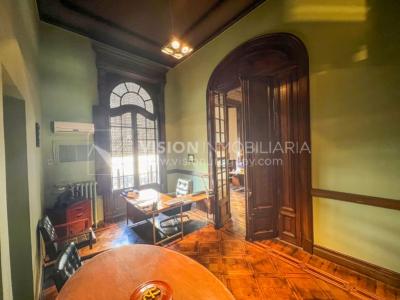 Venta de Palacete: Mansión señorial de 1913 de 690 m2 interiores y 224 de terrazas; 4 plantas, una reciclada inmaculada de gran nivel, completamente Amueblada. Ciudad Vieja. Inversión: U$ 400.000 dólares