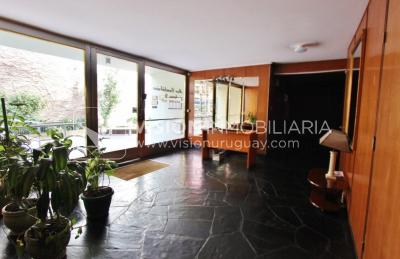 Apartamento con Renta al frente sobre Av. 8 de Octubre casi Propios, en 5to Piso, 3 dormitorios y 1 baño, impecable