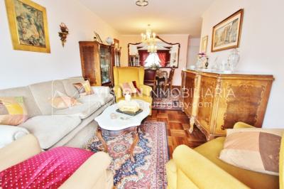 Acogedor apartamento en Pocitos, 3 dormitorios y 2 baños, cocina definida, todo al frente.