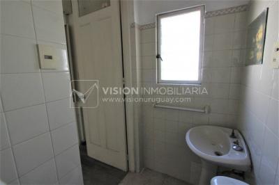 Padrón único de 641m2 en Pocitos con Casa de 13 ambientes, 302m2 construidos.