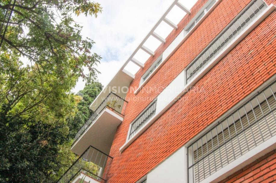 Apartamento en Pocitos, 2 dormitorios y 1 baño, Al Frente, 400 mts de Rambla, con Estufa a Leña y con Balcón - U$ 175.000-42