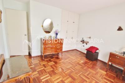 Acogedor apartamento en Pocitos, 3 dormitorios y 2 baños, cocina definida, todo al frente.