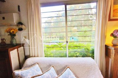 Chacra de 15 hás con el confort de hermosa casa reciclada, barbacoa y piscina climatizada.