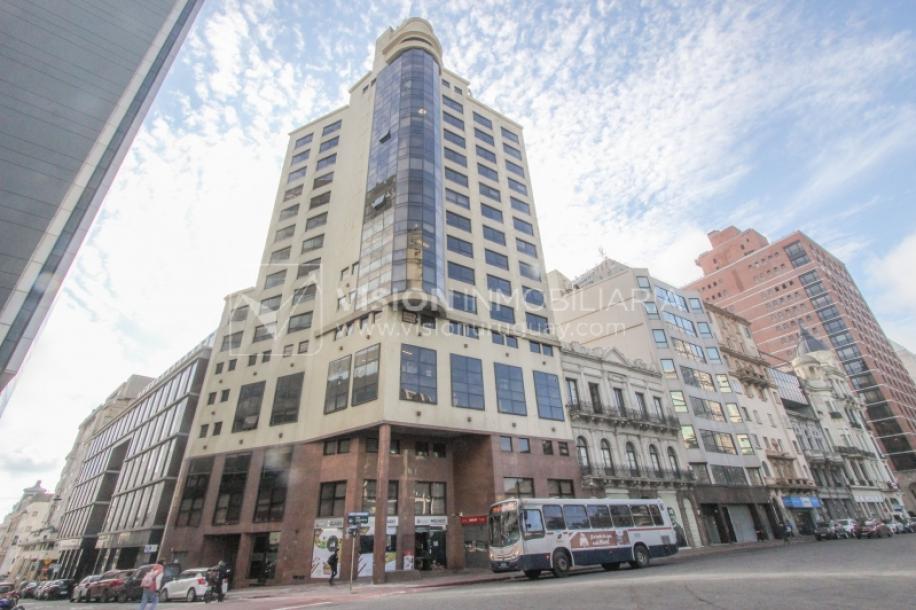 Alquiler de Oficina doble 5to Piso al Frente, 60m2 dos entradas dos baños, Pza Independencia esq Juncal Centro Ciudad Vieja-0