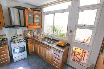 Casa inmaculada, reciclaje gran nivel, diseño y confort, Padrón Único, Punta Carretas; 3 dorm y 3 baños, barbacoa cerrada y terraza al frente, patio interior, 202 m2 construidos. A 20 mts. de Rambla, vista lateral al mar.