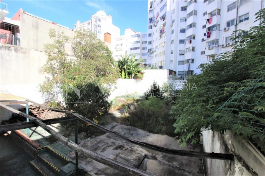 Padrón único de 641m2 en Pocitos con Casa de 13 ambientes, 302m2 construidos.-78