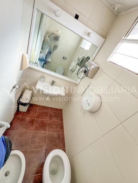 Oportunidad de Inversión: Venta de Mansión de 1905 de prestancia Señorial. Son 676 m2 en 2 plantas. Inmaculada, gran nivel. Amueblada. Ciudad Vieja. Terreno de 393 m2. Fachada de 10,5 mts. por calle Misiones. Protección Patrimonial grado 3 - U$ 507.1-59