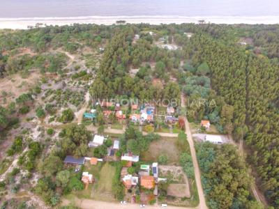 Casa moderna 2 dorm, 2 baños, 409 m2 terreno y 157m2 construidos, Fortin de Santa Rosa, con buen fondo y barbacoa, Garaje.