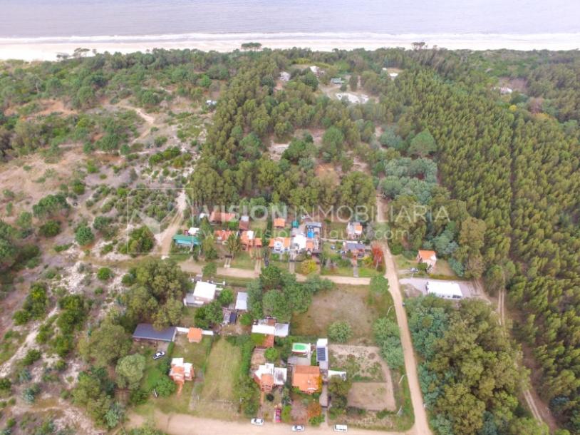 Casa moderna 2 dorm, 2 baños, 409 m2 terreno y 157m2 construidos, Fortin de Santa Rosa, con buen fondo y barbacoa, Garaje.-3