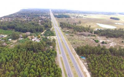 Casa moderna 2 dorm, 2 baños, 409 m2 terreno y 157m2 construidos, Fortin de Santa Rosa, con buen fondo y barbacoa, Garaje.