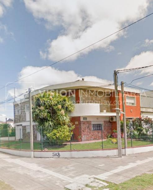 Casa en Venta de 3 Dormitorios, 2 Baños, Garaje, Jardín y Patio. 130 m2 construidos en Propiedad Horizontal -padrón de 290 m2-, en Malvín Sur a 50 mts. de Plaza Italia. U$ 220.000-1