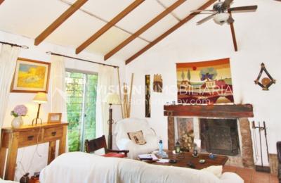 Chacra de 15 hás con el confort de hermosa casa reciclada, barbacoa y piscina climatizada.