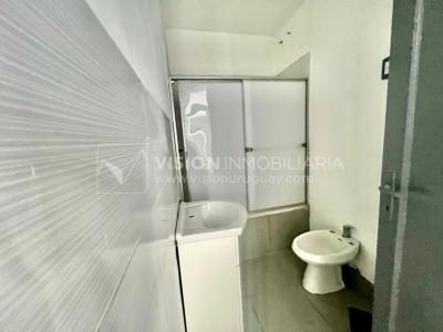 Apartamento Duplex en Venta ideal Renta. Al frente, 4 Dormitorios y 2 Baños, La Unión sobre Av. 8 de Octubre, Piso 1 por escalera, reciclado, impecable para entrar ya. 204 m2 totales 111 m2 interiores + 93 m2 Terrazas. Parrillero.