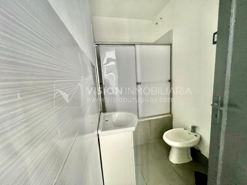 Apartamento Duplex en Venta ideal Renta. Al frente, 4 Dormitorios y 2 Baños, La Unión sobre Av. 8 de Octubre, Piso 1 por escalera, reciclado, impecable para entrar ya. 204 m2 totales 111 m2 interiores + 93 m2 Terrazas. Parrillero.-28