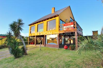Espectacular Casa en Punta del Diablo a pasos del mar; piscina climatizada, barbacoa, chillout.