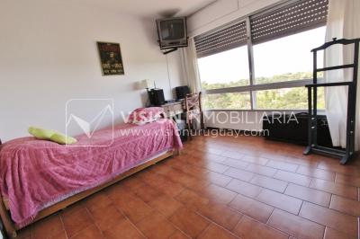 Apartamento en piso alto, 2 dorm. y servicio, muy amplios ambientes 118m2 con amenities y gran confort.