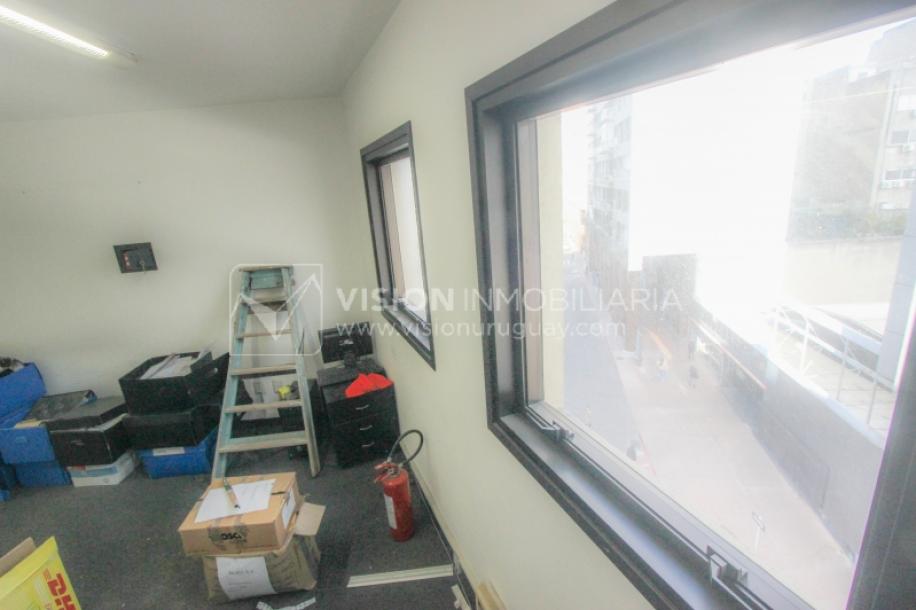 Alquiler de Oficina doble 5to Piso al Frente, 60m2 dos entradas dos baños, Pza Independencia esq Juncal Centro Ciudad Vieja-9