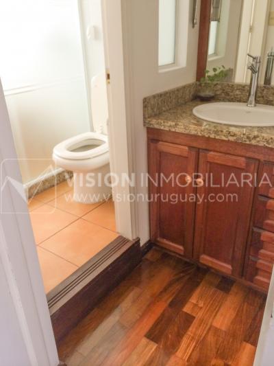 Casa inmaculada, reciclaje gran nivel, diseño y confort, Padrón Único, Punta Carretas; 3 dorm y 3 baños, barbacoa cerrada y terraza al frente, patio interior, 202 m2 construidos. A 20 mts. de Rambla, vista lateral al mar.