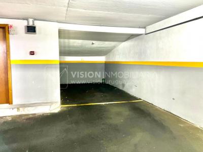 Apartamento en Venta en Pocitos / Punta Carretas.  Bajó de Precio!!  2 Dormitorios, uno en Suite con Vestidor.  2 Baños, Balcón, terminaciones Premium.  Se vende Amueblado. Tiene cómodo Garaje para 1 auto.  Piso 4 al frente.  Amenities: Barbacoa y Gy