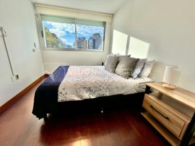 Apartamento en Venta en Pocitos / Punta Carretas.  Bajó de Precio!!  2 Dormitorios, uno en Suite con Vestidor.  2 Baños, Balcón, terminaciones Premium.  Se vende Amueblado. Tiene cómodo Garaje para 1 auto.  Piso 4 al frente.  Amenities: Barbacoa y Gy