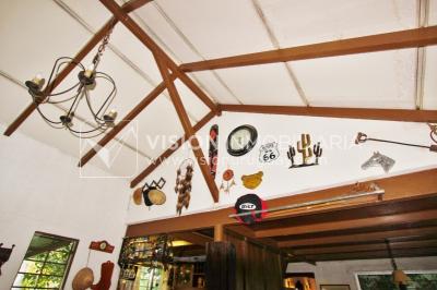 Chacra de 15 hás con el confort de hermosa casa reciclada, barbacoa y piscina climatizada.