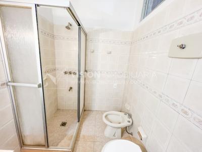 Casa en Venta de 3 Dormitorios, 2 Baños, Garaje, Jardín y Patio. 130 m2 construidos en Propiedad Horizontal -padrón de 290 m2-, en Malvín Sur a 50 mts. de Plaza Italia. U$ 220.000