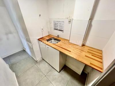 Oportunidad Alquiler de Local Comercial en la Esquina de Av Gral Rivera y Mario Cassinoni casi Bvar Artigas. $100.000 pesos mensuales, sin GC. Son 95 m2, Planta Baja.