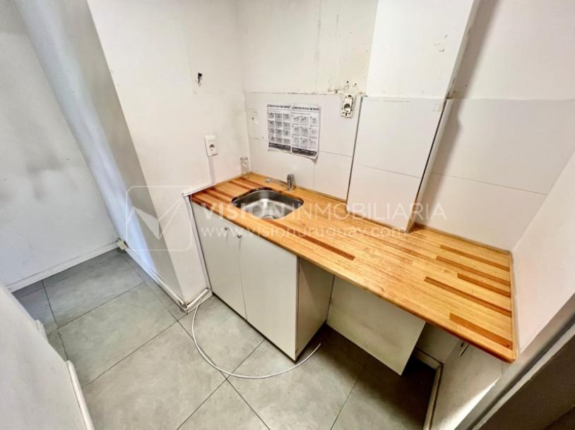 Oportunidad Alquiler de Local Comercial en la Esquina de Av Gral Rivera y Mario Cassinoni casi Bvar Artigas. $100.000 pesos mensuales, sin GC. Son 95 m2, Planta Baja.-33