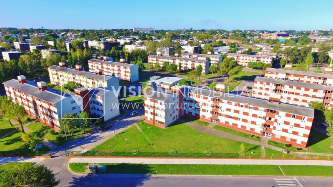 Apartamento de 2 dormitorios y 1 baño, Villa Española, 2do piso.-1