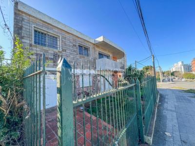 Casa en Venta de 3 Dormitorios, 2 Baños, Garaje, Jardín y Patio. 130 m2 construidos en Propiedad Horizontal -padrón de 290 m2-, en Malvín Sur a 50 mts. de Plaza Italia. U$ 220.000