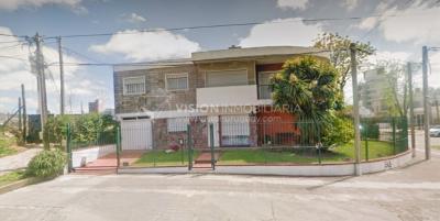 Casa en Venta de 3 Dormitorios, 2 Baños, Garaje, Jardín y Patio. 130 m2 construidos en Propiedad Horizontal -padrón de 290 m2-, en Malvín Sur a 50 mts. de Plaza Italia. U$ 220.000