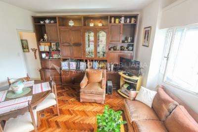 Apartamento en Pocitos, 2 dormitorios y 1 baño, Al Frente, 400 mts de Rambla, con Estufa a Leña y con Balcón - U$ 175.000
