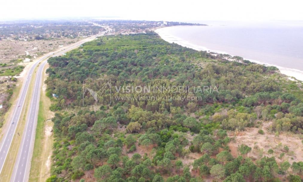 Casa moderna 2 dorm, 2 baños, 409 m2 terreno y 157m2 construidos, Fortin de Santa Rosa, con buen fondo y barbacoa, Garaje.-60