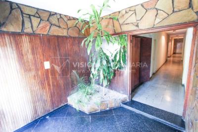 Apartamento en Pocitos, 2 dormitorios y 1 baño, Al Frente, 400 mts de Rambla, con Estufa a Leña y con Balcón - U$ 175.000