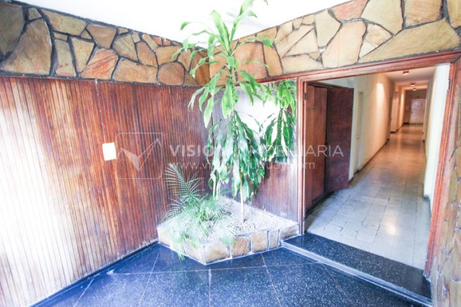 Apartamento en Pocitos, 2 dormitorios y 1 baño, Al Frente, 400 mts de Rambla, con Estufa a Leña y con Balcón - U$ 175.000-40