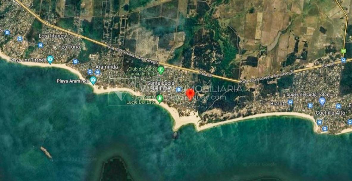 Venta de Casa en Santa Lucia del Este: 2 Dorm. y Baño, más Apto. 1 Dorm. y Baño. Estufa a Leña, Parrillero, Jardín, Fondo, Cochera Porsche, Cerco. 554 m2 de Terreno, 125 m2 construidos. a 150 mts de la Rambla. Se vende Totalmente Amueblada y Equipada-2