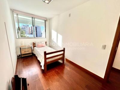 Apartamento en Venta en Pocitos / Punta Carretas.  Bajó de Precio!!  2 Dormitorios, uno en Suite con Vestidor.  2 Baños, Balcón, terminaciones Premium.  Se vende Amueblado. Tiene cómodo Garaje para 1 auto.  Piso 4 al frente.  Amenities: Barbacoa y Gy