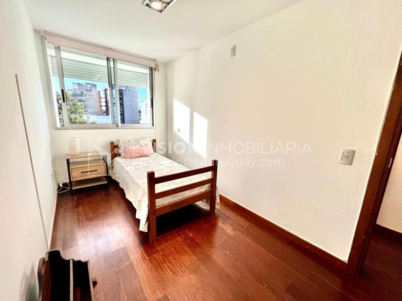 Apartamento en Venta en Pocitos / Punta Carretas.  Bajó de Precio!!  2 Dormitorios, uno en Suite con Vestidor.  2 Baños, Balcón, terminaciones Premium.  Se vende Amueblado. Tiene cómodo Garaje para 1 auto.  Piso 4 al frente.  Amenities: Barbacoa y Gy-48