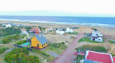 Espectacular Casa en Punta del Diablo a pasos del mar; piscina climatizada, barbacoa, chillout.