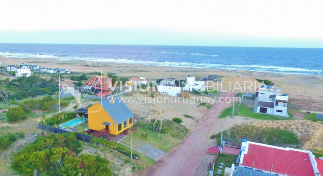 Espectacular Casa en Punta del Diablo a pasos del mar; piscina climatizada, barbacoa, chillout.-7