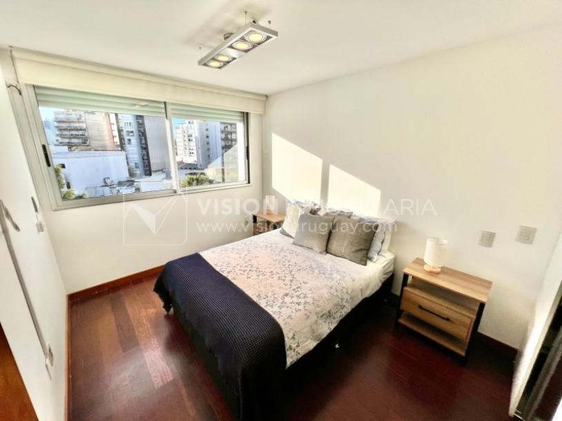 Apartamento en Venta en Pocitos / Punta Carretas.  Bajó de Precio!!  2 Dormitorios, uno en Suite con Vestidor.  2 Baños, Balcón, terminaciones Premium.  Se vende Amueblado. Tiene cómodo Garaje para 1 auto.  Piso 4 al frente.  Amenities: Barbacoa y Gy-32