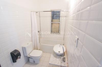 Padrón Único de 280 m2 en Punta Carretas a 50 mts. de Rambla. 132 m2 construidos. Ideal para proyectar su casa, edificio de 3 o 4 pisos, empresa, local gastronómico o restaurante, clínica, instituto u otro. Originalmente 2 dorm y 2 baños, garaje, pat