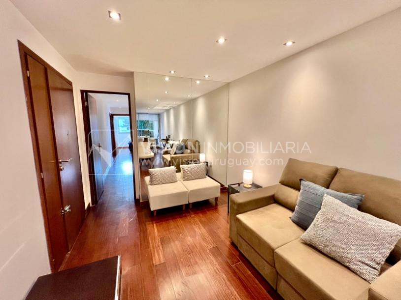 Apartamento en Venta en Pocitos / Punta Carretas.  Bajó de Precio!!  2 Dormitorios, uno en Suite con Vestidor.  2 Baños, Balcón, terminaciones Premium.  Se vende Amueblado. Tiene cómodo Garaje para 1 auto.  Piso 4 al frente.  Amenities: Barbacoa y Gy-25