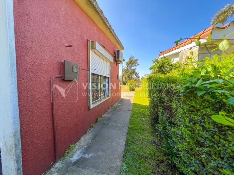 Venta conjunta de Dos Casas independientes en un gran terreno de 622 m2, una de 2 Dormitorios y 1 Baño, la otra de 1 Dormitorio y 1 Baño, Parrillero, Garaje. Barrio Español del balneario Atlántida, 8 cuadras al Norte de la Interbalnearia por Ruta 11.-11