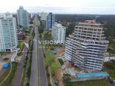 Exclusivo apartamento de 2 dormitorios en Av. Roosevelt Punta del Este