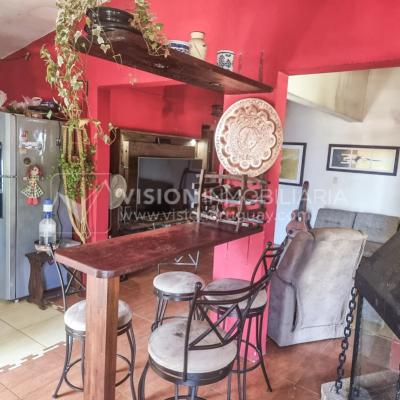 Venta de Casa / Chacra en Lagos del Norte, Rivera. 1.769 m2 de Terreno y 137 m2 Construidos. Piscina. Casa en una planta, Construcción Tradicional con Tejas. 4 dormitorios y 2 baños completos. Gran estufa a Leña. U$ 115.000 dólares