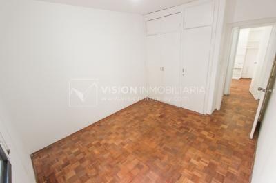 Apto Pocitos esq. Rambla, 3 Dorm 2 Baños, Cocina definida, 2do Piso al Frente, Garaje.