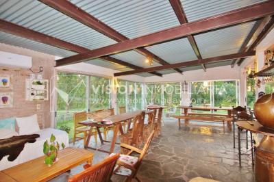 Chacra de 15 hás con el confort de hermosa casa reciclada, barbacoa y piscina climatizada.