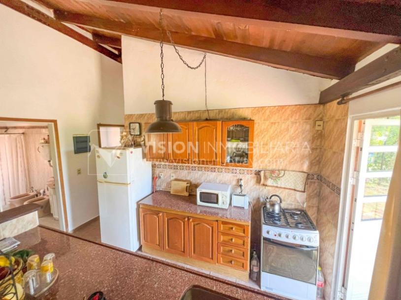 Venta de Casa en Santa Lucia del Este: 2 Dorm. y Baño, más Apto. 1 Dorm. y Baño. Estufa a Leña, Parrillero, Jardín, Fondo, Cochera Porsche, Cerco. 554 m2 de Terreno, 125 m2 construidos. a 150 mts de la Rambla. Se vende Totalmente Amueblada y Equipada-24