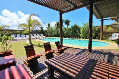 Espectacular Casa en Punta del Diablo a pasos del mar; piscina climatizada, barbacoa, chillout.